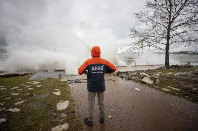Fırtına şiddetini artırdı! 'Sahile yaklaşmayın' uyarısı - Resim: 0
