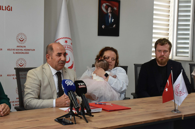 Antalya Havalimanı'nda tuvalette bulunan bebek, Rus yetkililere teslim edildi - Resim: 1