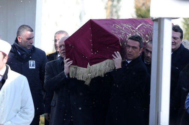 Mustafa Koç'un tabutunun sarıldığı kırmızı örtünün sırrı - Resim: 1