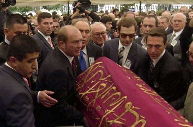 Mustafa Koç'un tabutunun sarıldığı kırmızı örtünün sırrı - Resim: 3