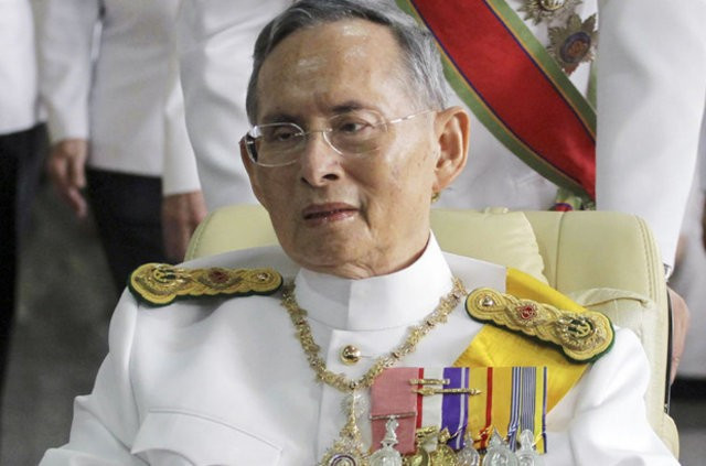 Tayland'ın düşük belli dövmeli kralı! - Resim: 1