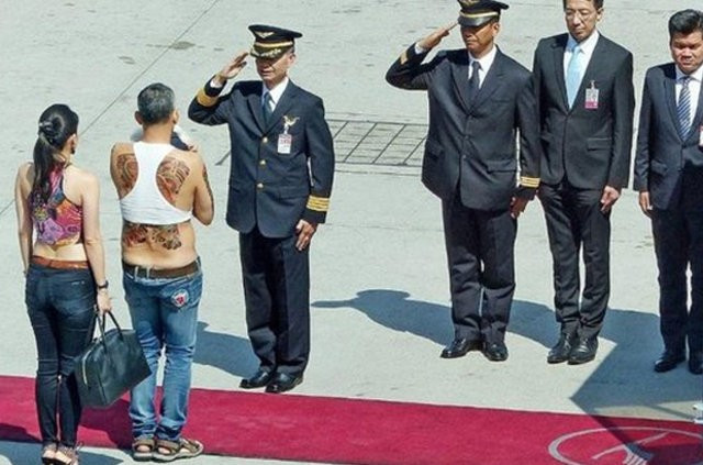 Tayland'ın düşük belli dövmeli kralı! - Resim: 2