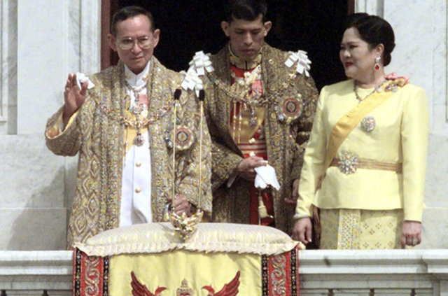 Tayland'ın düşük belli dövmeli kralı! - Resim: 3