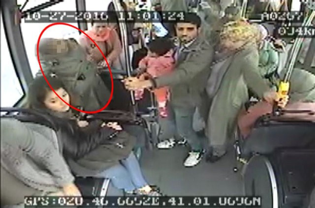 İstanbul'da otobüsteki doğum anı görüntüleri şoke etti! - Resim: 1