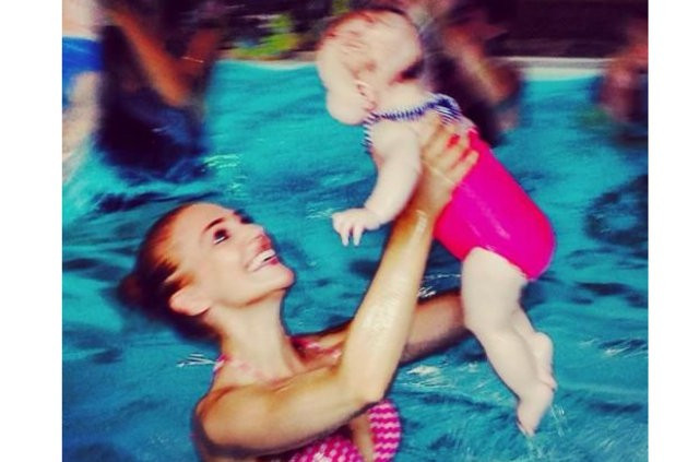 Meryem Uzerli kızının yüzünü gösterdi! Bakın kime benziyor - Resim: 3