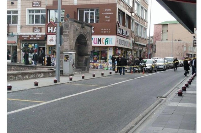 Şüpheli çantaya aldırmadan abdest aldılar - Resim: 2