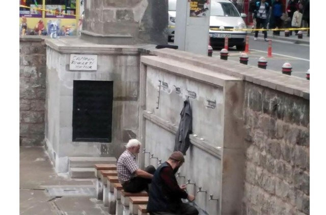 Şüpheli çantaya aldırmadan abdest aldılar - Resim: 3