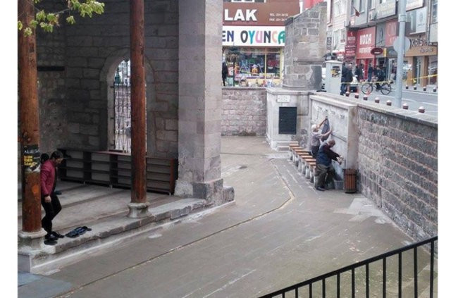 Şüpheli çantaya aldırmadan abdest aldılar - Resim: 4