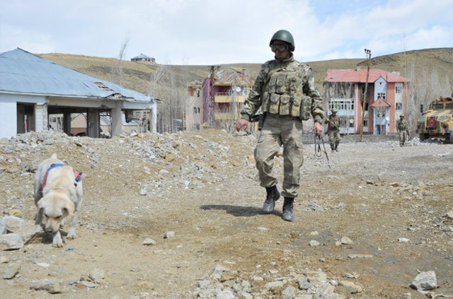 Yüksekova'da askerler patlayıcıyı öyle bir yerde buldu ki... - Resim: 3