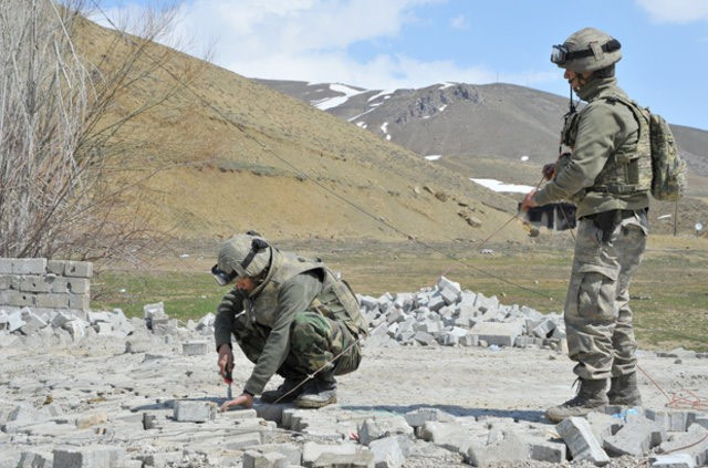 Yüksekova'da askerler patlayıcıyı öyle bir yerde buldu ki... - Resim: 4