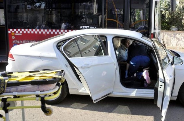 Polis Başmüfettişi kaza yaptı aklı silahlarda kaldı - Resim: 1