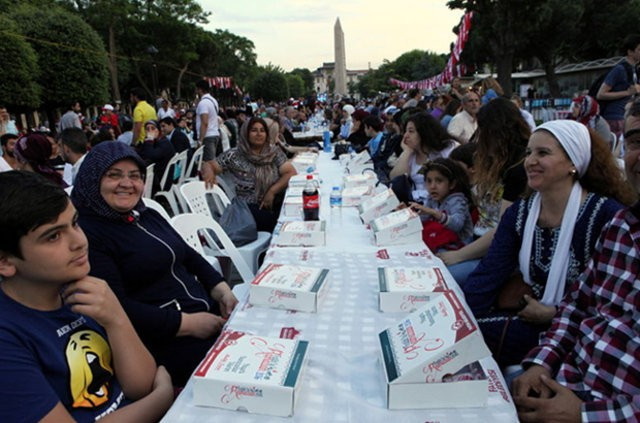 Sultanahmet'te 15 bin kişilik dev iftar - Resim: 2