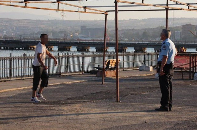 Üzerine benzin döküp kendini yakmak istedi - Resim: 1