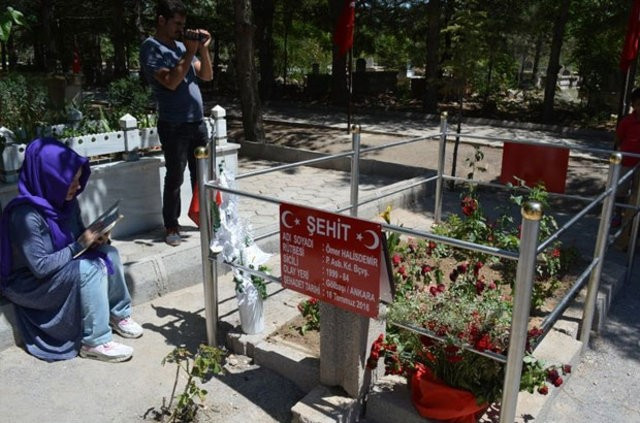 İmirzalıoğlu Ömer Halisdemir'in mezarında - Resim: 2