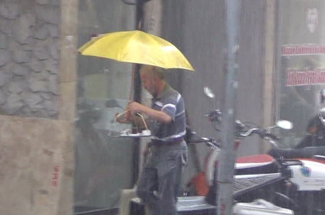 15 dakikalık sağanak yağmur  bu hale getirdi - Resim: 1