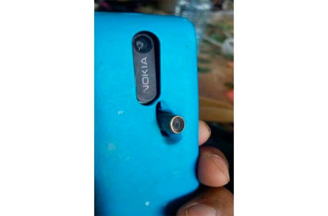 Nokia kurşunların hedefi oldu hayat kurtardı - Resim: 4