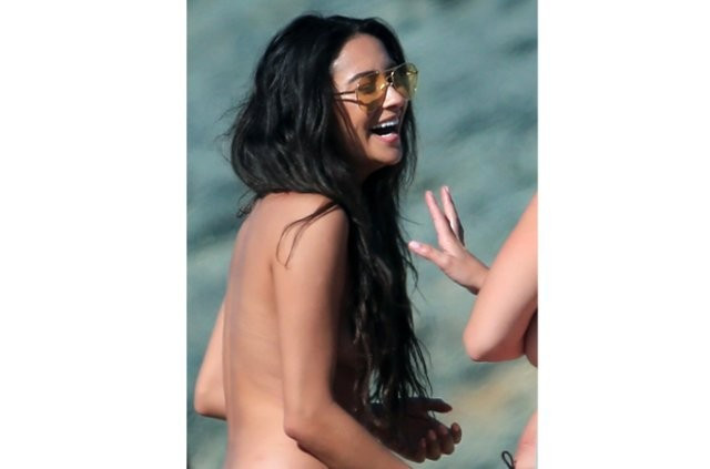 Ünlü oyuncu çıplaklar kampında! Çıplak görüntülendi... - Resim: 1