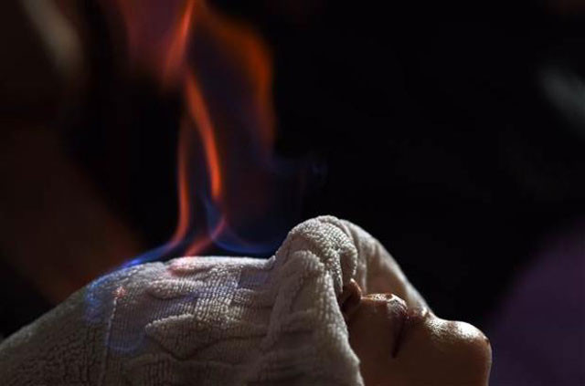 Yeni akım Ateş Terapisi! Yanan havluyu insanların yüzlerine basıyorlar - Resim: 1