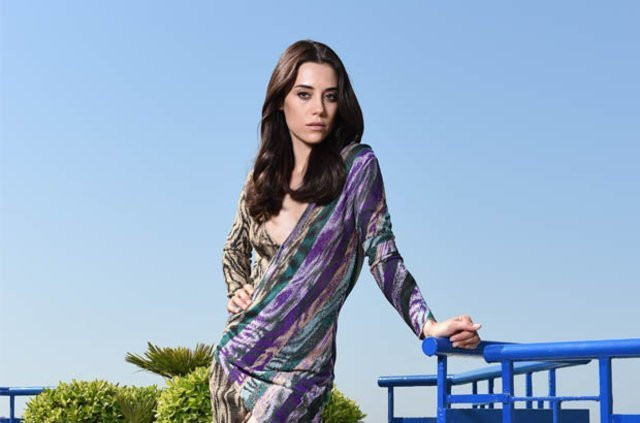 Bomba iddia! Cansu Dere rol arkadaşıyla aşk mı yaşıyor ? - Resim: 2