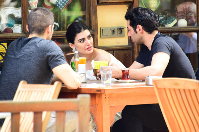 Mert Fırat hesap gelince lavaboya kaçtı sevgilisine ödetti - Resim: 1