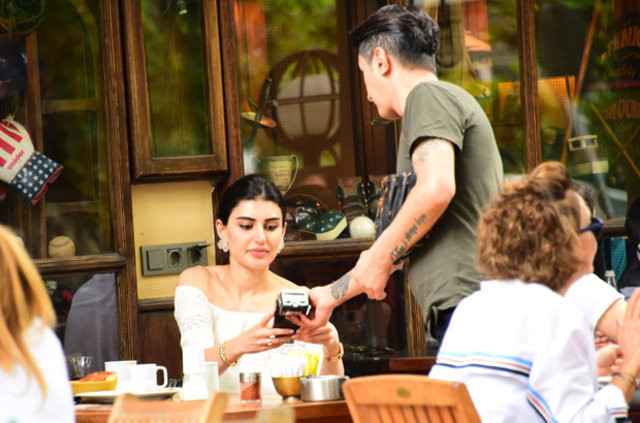 Mert Fırat hesap gelince lavaboya kaçtı sevgilisine ödetti - Resim: 3