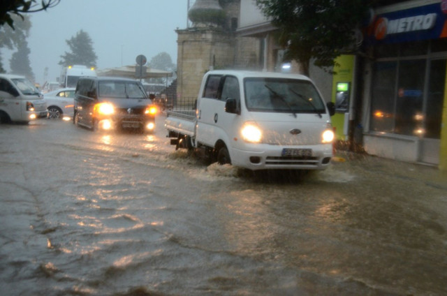 Rize'de otomobil sele kapıldı: 1 kişi kayıp - Resim: 2