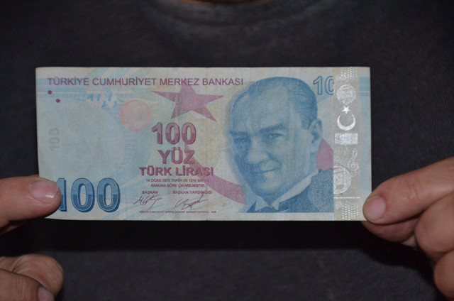 Kahramanmaraşlı fırıncı elindeki 100 lirayı 100 bin liradan satışa çıkardı - Resim: 0