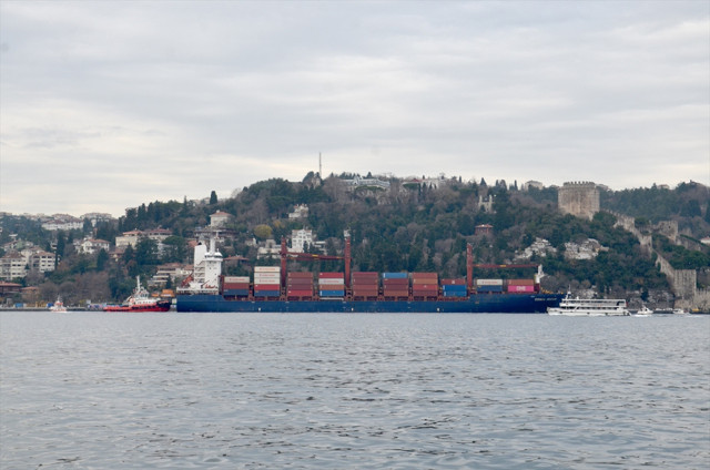 İstanbul'da gemi kazası! Boğaz'da kıyıya çarptı - Resim: 1