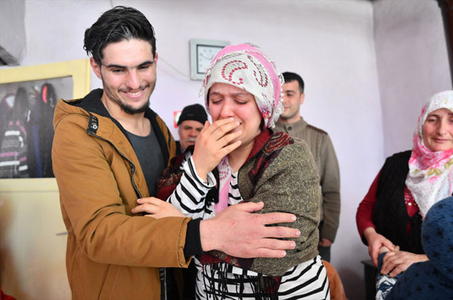 Bakan Süleyman Soylu depremzedeleri enkazdan çıkaran SuriyeIi Mahmud'a sarılarak teşekkür etti - Resim: 2