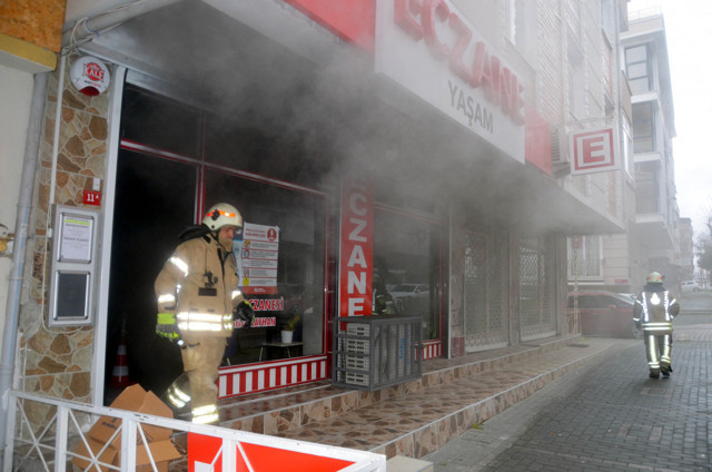 Avcılar'da eczane yandı kalfa gözyaşlarına boğuldu - Resim: 0