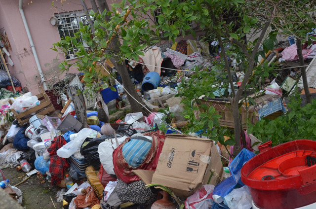 Aydın'da yalnız yaşayan kadın evini çöplüğe çevirmiş 5 kamyon çöp çıkartıldı - Resim: 1