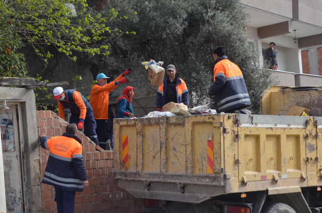 Aydın'da yalnız yaşayan kadın evini çöplüğe çevirmiş 5 kamyon çöp çıkartıldı - Resim: 2