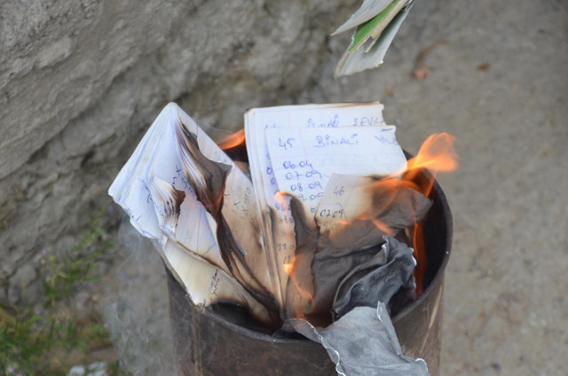 Aydın'da vatandaşın 21 bin 750 lira borcunu ödedi veresiye defterini yaktırdı - Resim: 0