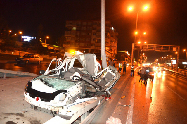İstanbul'da otomobil demeye bin şahit! Taklalar atarak savruldu - Resim: 0