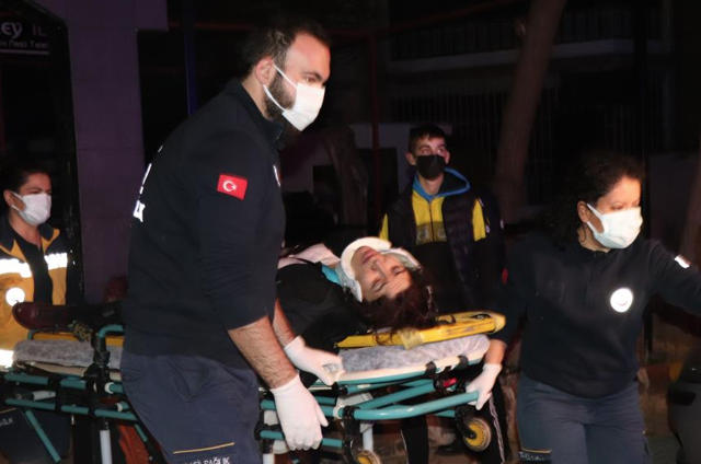 Kumar oynarken basılan kadın 2. kattan atlayıp yaralandı! Eşi elbiselerini parçaladı - Resim: 1