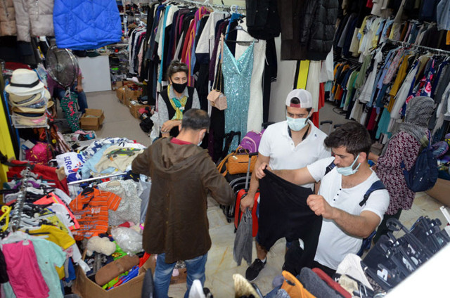 Uçakta unutulan eşyaları alma kuyruğu caddeye taştı mağazanın açılış saati değişti - Resim: 0