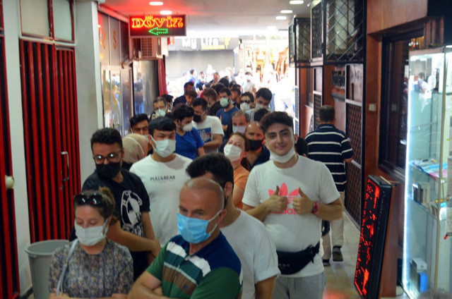 Uçakta unutulan eşyaları alma kuyruğu caddeye taştı mağazanın açılış saati değişti - Resim: 1