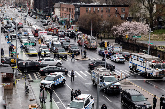 ABD'de New York metrosunda silahlı saldırı! Patlayıcı düzeneği de bulundu - Resim: 1