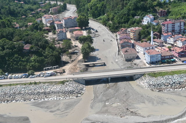 İçişleri Bakanı Soylu, Kastamonu'da sel bölgesini havadan inceledi - Resim: 1