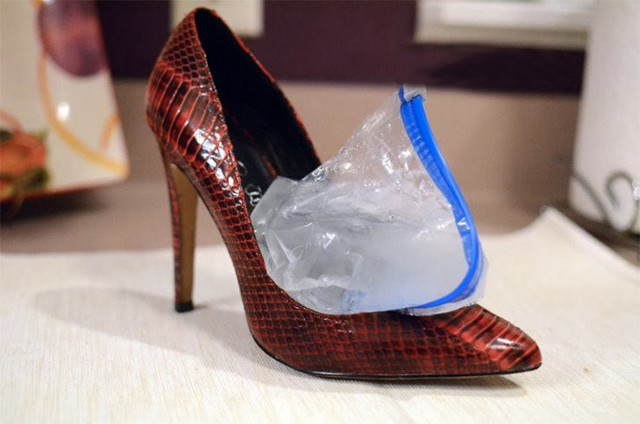 Dar gelen ayakkabılarınızı atmayın buzluğa koyun! 1 gün bekletip giyin bakın neler olacak - Resim: 0