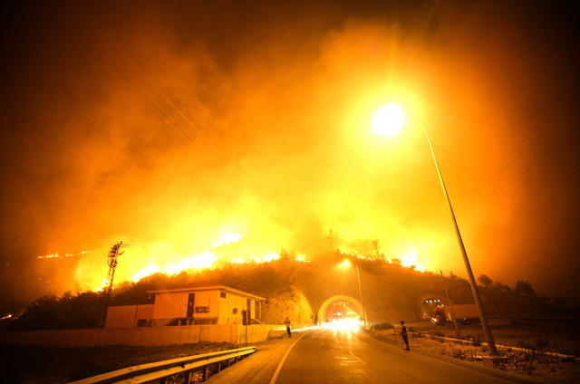 Mersin’deki orman yangını yayılmaya devam ediyor! Alevler D-400 karayoluna ulaştı, yol kapatıldı! - Resim: 9