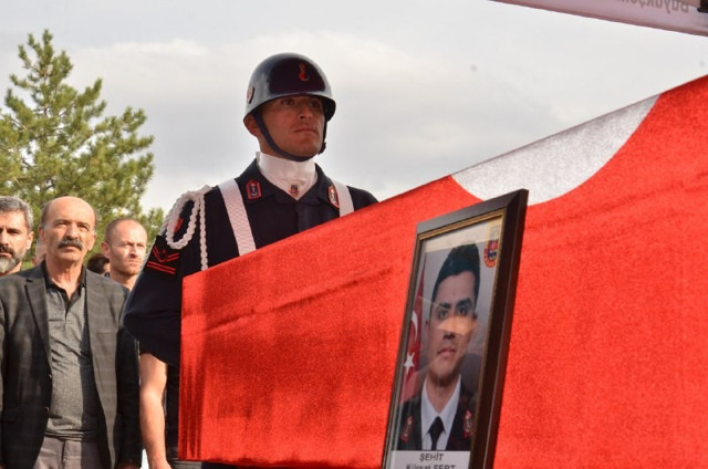 Şehit uzman çavuş ebediyete uğurlandı; kız kardeşinin sözleri yürek yaktı - Resim: 1