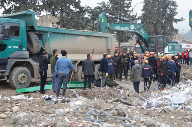 Depremin 49'uncu gününde acı haber! Kepçe operatörü fark etti, enkazdan bir ceset daha çıkarıldı! - Resim: 3