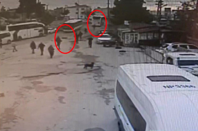 Otobüs şoförü kızdığı muavini otobüsle ezerek öldürdü! Dehşet anları kamerada... - Resim: 1