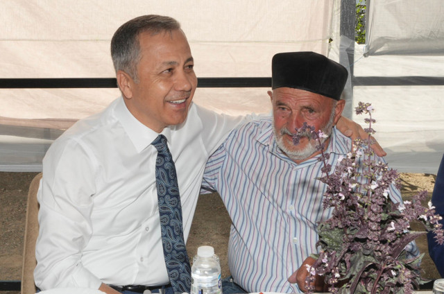 İçişleri Bakanı Ali Yerlikaya, Mizam Dede ile Ahlat'ta buluştu - Resim: 0