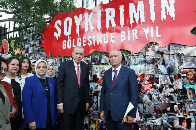 Cumhurbaşkanı Erdoğan "Soykırımın Gölgesinde Bir Yıl" panosunu ziyaret etti - Resim: 0