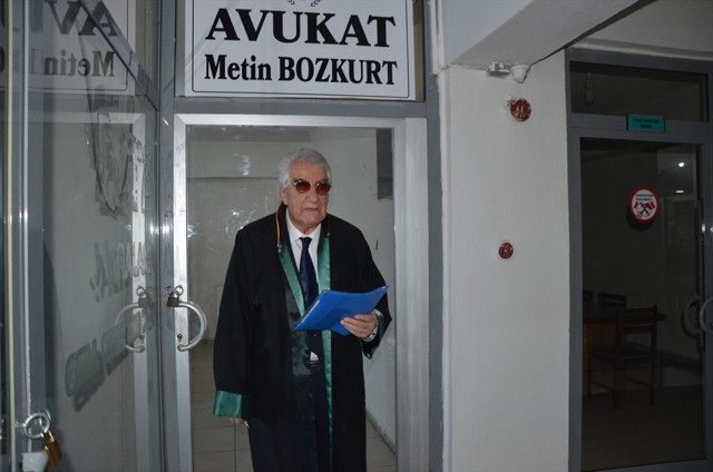 Emekli öğretmen 79 yaşında hukuk fakültesini bitirip avukatlık hayaline kavuştu - Resim: 0