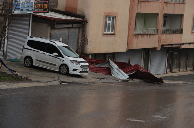 Şiddetli rüzgar kentte hayatı felç etti, çatılar zarar gördü: Vali vatandaşları uyardı - Resim: 1
