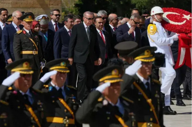 Anıtkabir'de Cumhurbaşkanı Erdoğan defteri imzaladı! Boş durmuyorlar... - Resim: 0
