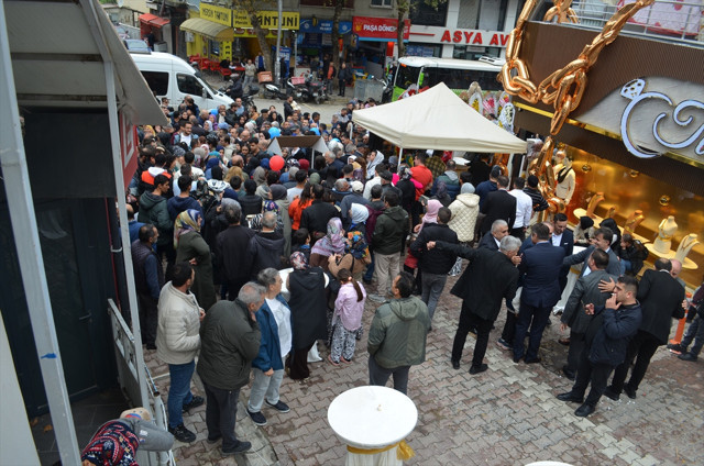 Bedava altın dağıtıldığını duyan koştu! - Resim: 0